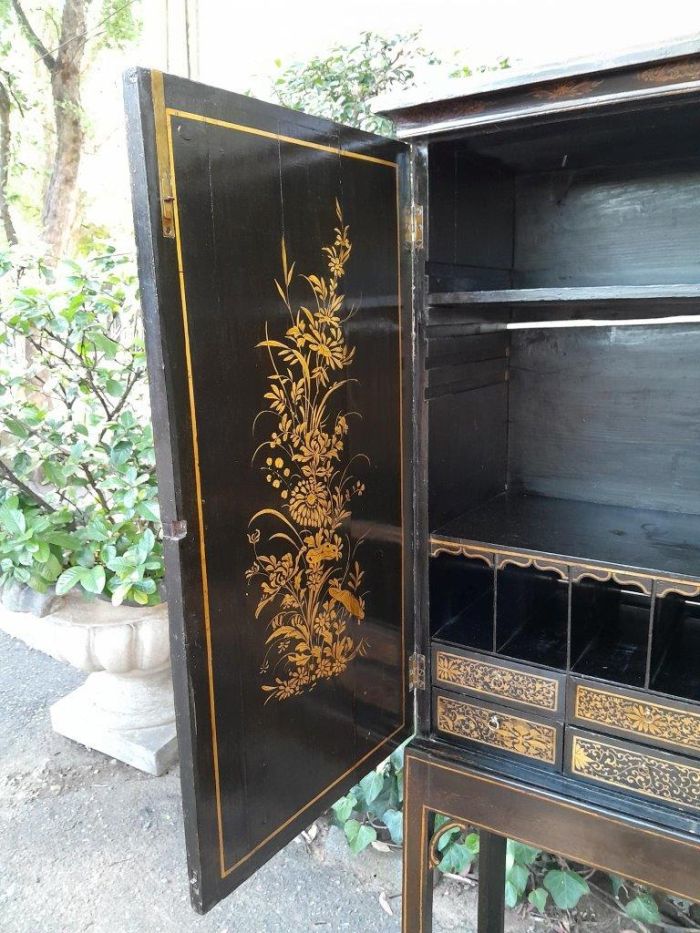 An 18th  / 19th Century Pair of English Chinoiserie Cabinets on Stands - Image 6