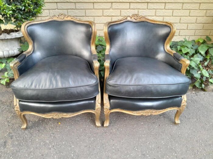 A 20th Century Pair of French Style Carved Giltwood Armchairs Upholstered in Leather - Image 2