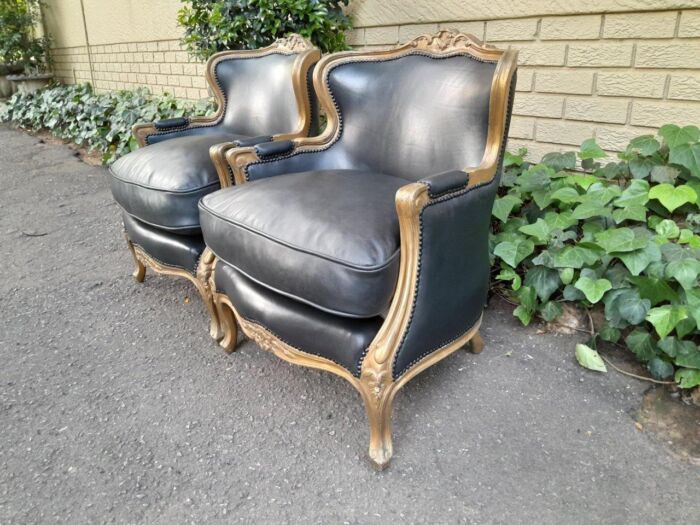 A 20th Century Pair of French Style Carved Giltwood Armchairs Upholstered in Leather - Image 3