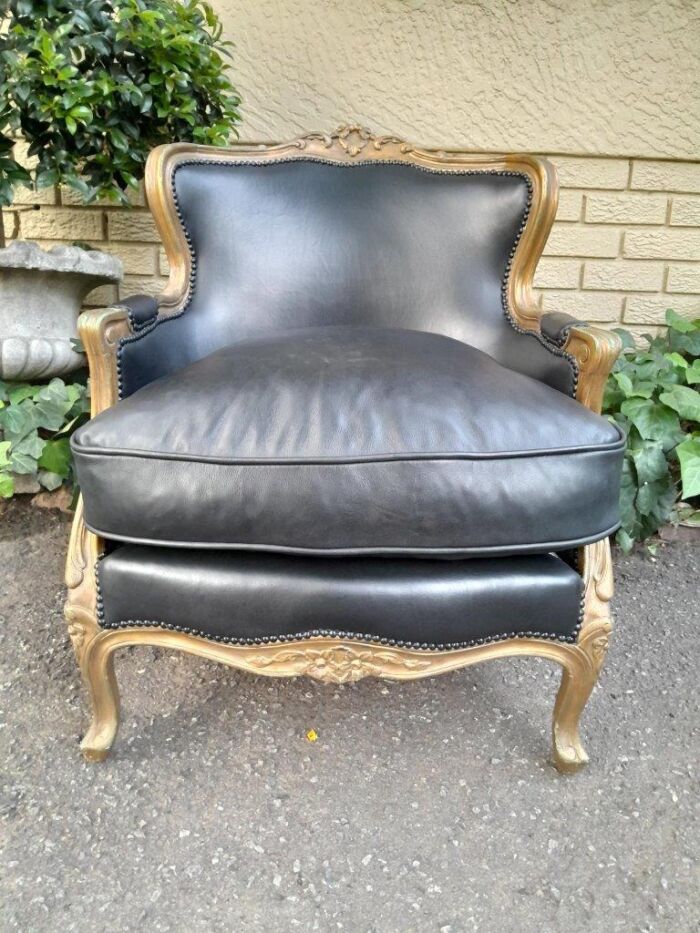 A 20th Century Pair of French Style Carved Giltwood Armchairs Upholstered in Leather - Image 4