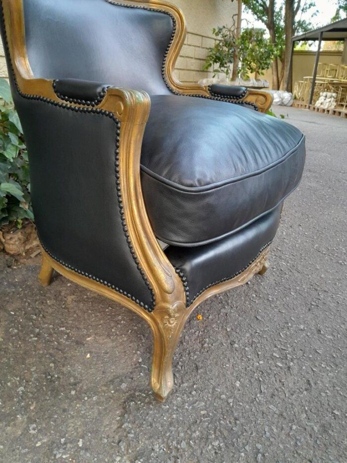 A 20th Century Pair of French Style Carved Giltwood Armchairs Upholstered in Leather - Image 5