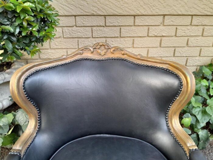 A 20th Century Pair of French Style Carved Giltwood Armchairs Upholstered in Leather - Image 6