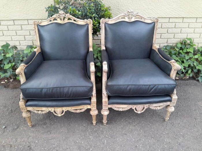 A 20TH Century Pair of Walnut French Louis XVI-style Fauteuils / Armchairs - Image 2