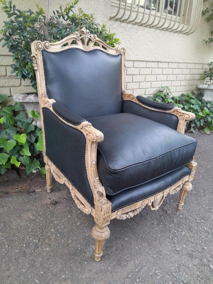 A 20TH Century Pair of Walnut French Louis XVI-style Fauteuils / Armchairs - Image 5