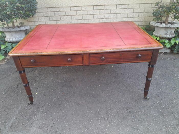 An Antique Early 19th Century George IV Mahogany Writing With Gilt Tooled Leather Top And Drawers With Brass Cap - Image 3