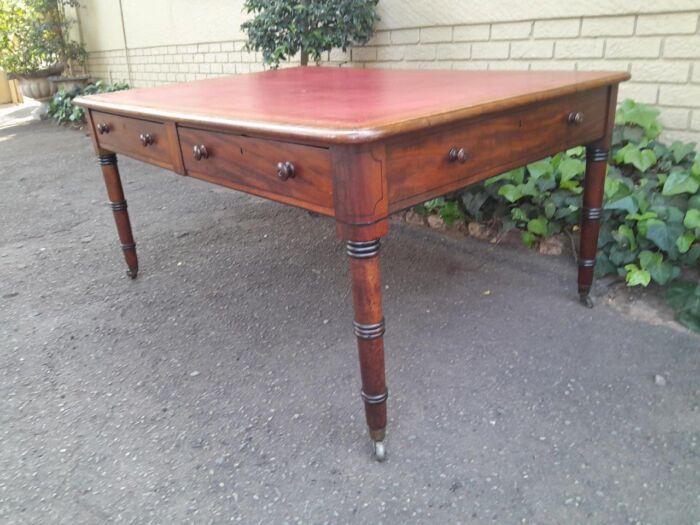 An Antique Early 19th Century George IV Mahogany Writing With Gilt Tooled Leather Top And Drawers With Brass Cap - Image 4