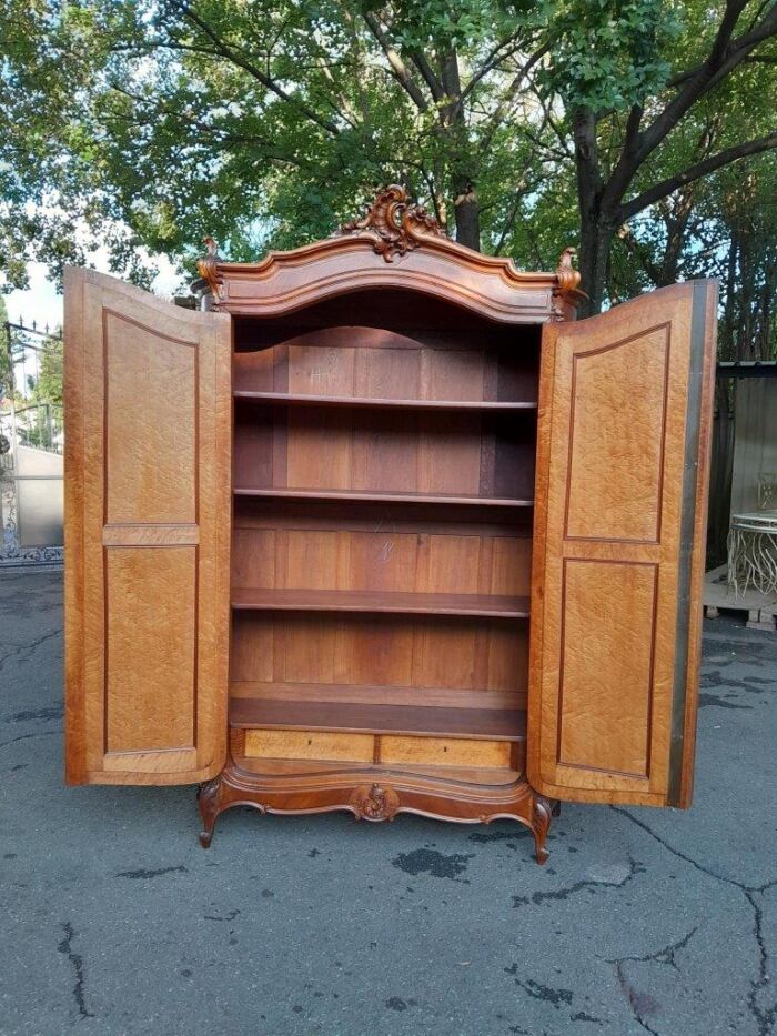 A 20th Century French Louis XV Style Walnut Armoire with Bevelled Mirrors - Image 9