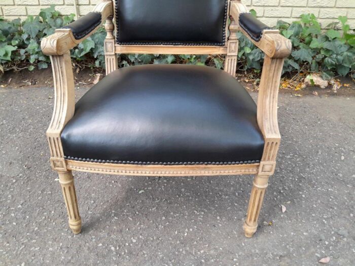 A 20th Century Pair of Carved Walnut Tapestry Chairs - Image 6