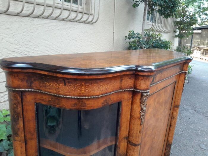 An Antique Victorian Burr Walnut and Inlaid Credenza / Sideboard / Drinks / Display Cabinet - Image 4