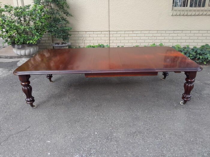 An Antique Victorian Mahogany Dining Table on Porcelain Castors with Three x Leaves and Crank Handle - Image 2