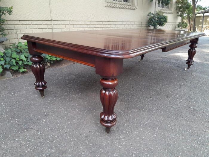 An Antique Victorian Mahogany Dining Table on Porcelain Castors with Three x Leaves and Crank Handle - Image 3