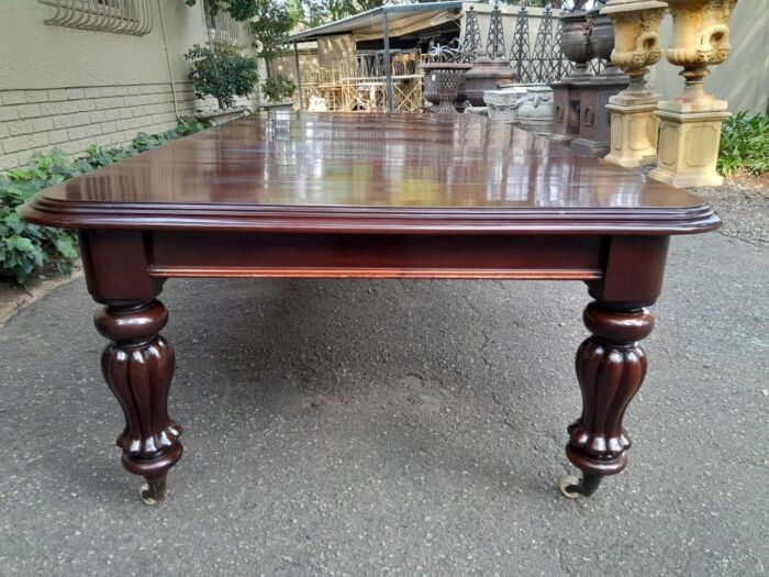 An Antique Victorian Mahogany Dining Table on Porcelain Castors with Three x Leaves and Crank Handle - Image 4