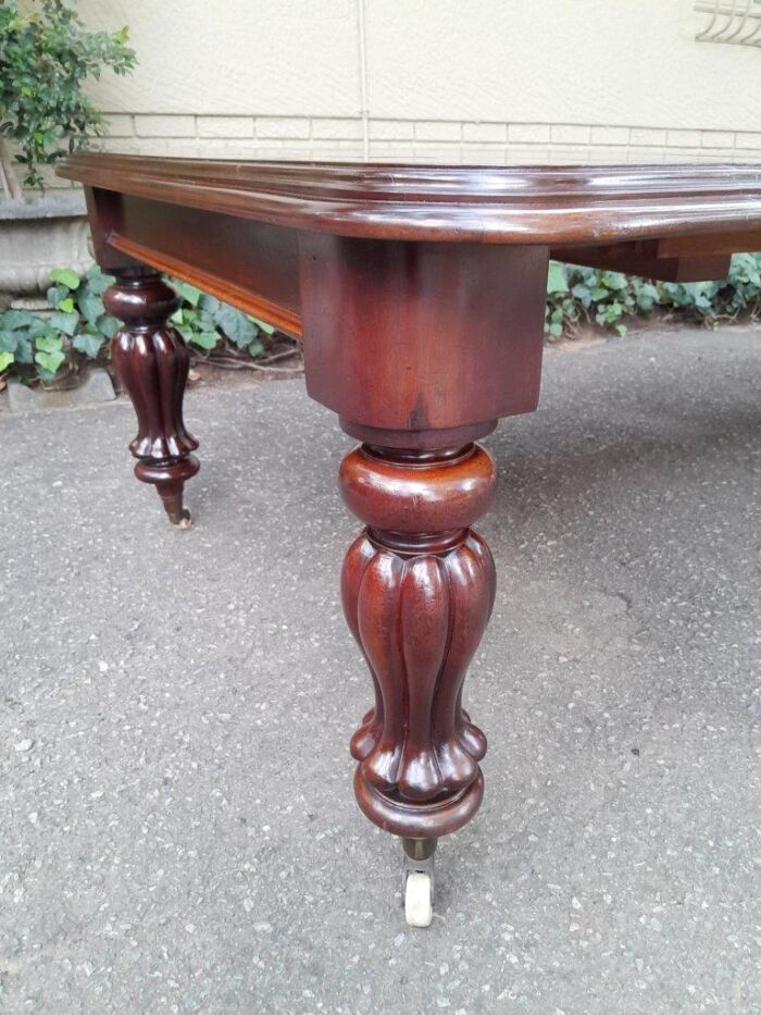 An Antique Victorian Mahogany Dining Table on Porcelain Castors with Three x Leaves and Crank Handle - Image 5