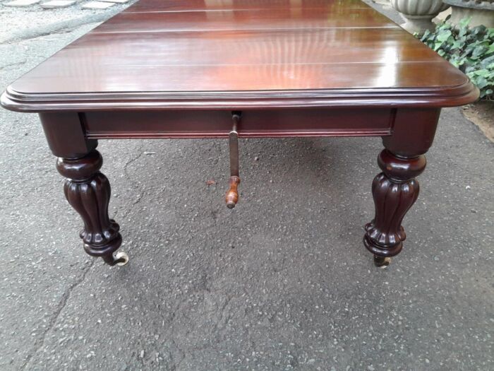 An Antique Victorian Mahogany Dining Table on Porcelain Castors with Three x Leaves and Crank Handle - Image 6