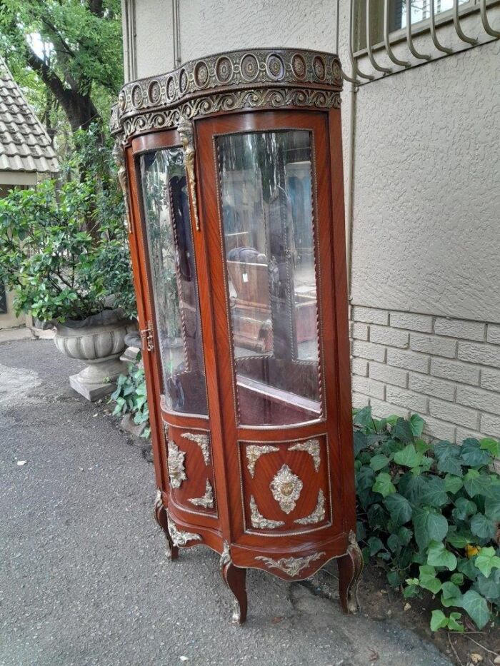 An Antique 20th Century French Ornate Style Mahogany Vitrine with Metal Mounts - Image 3