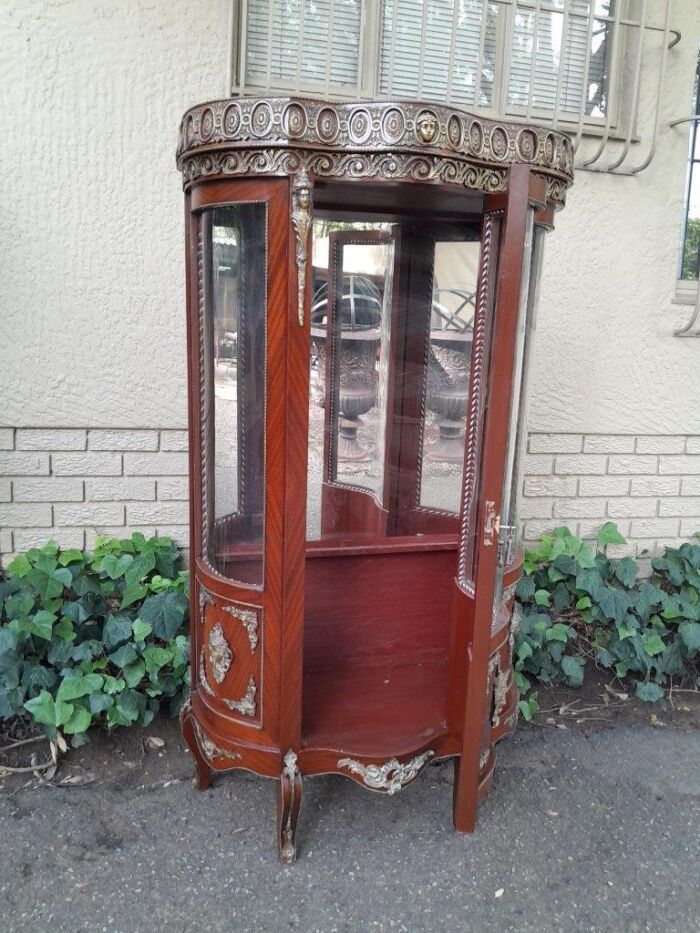 An Antique 20th Century French Ornate Style Mahogany Vitrine with Metal Mounts - Image 4