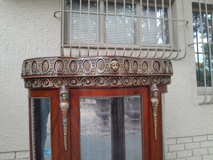 An Antique 20th Century French Ornate Style Mahogany Vitrine with Metal Mounts - Image 5