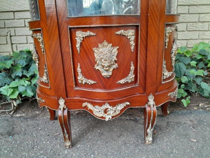 An Antique 20th Century French Ornate Style Mahogany Vitrine with Metal Mounts - Image 6