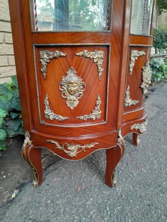 An Antique 20th Century French Ornate Style Mahogany Vitrine with Metal Mounts - Image 7