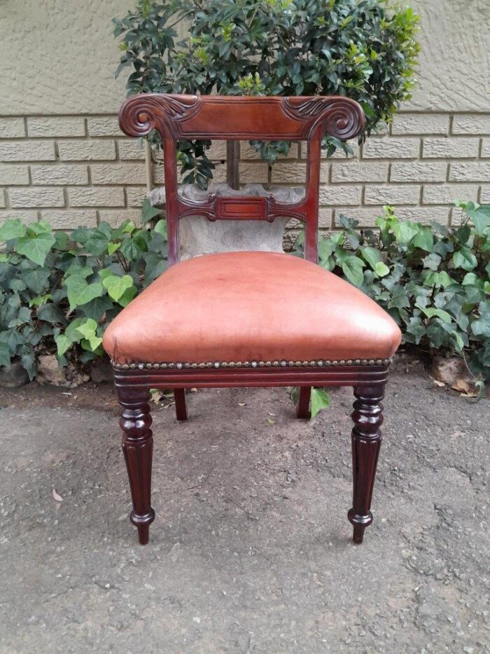 A 20th Century Set of Ten (10) William IV Style Mahogany Dining Chairs Consisting a Pair of Carvers / Armchairs and Eight Dining Chairs with Leather Upholstery - Image 4