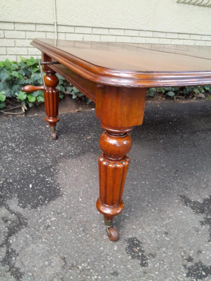 An Antique Edwardian Extending Dining Table with Heavily Carved Legs on Castors and with Crank Handle - Image 5