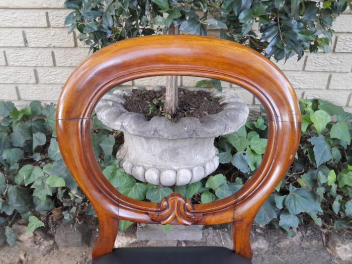 A 20th Century Set of Eight Victorian Style Mahogany Dining Chairs Upholstered in Leather - Image 6