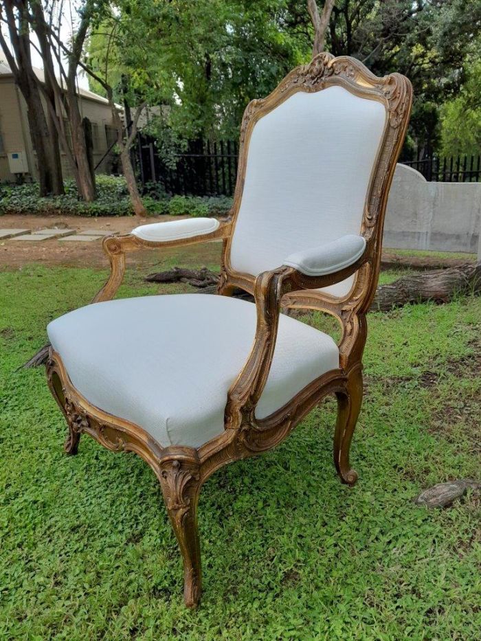 A 20th Century French Style Carved Giltwood Armchair - Image 4