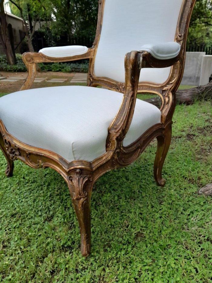 A 20th Century French Style Carved Giltwood Armchair - Image 5