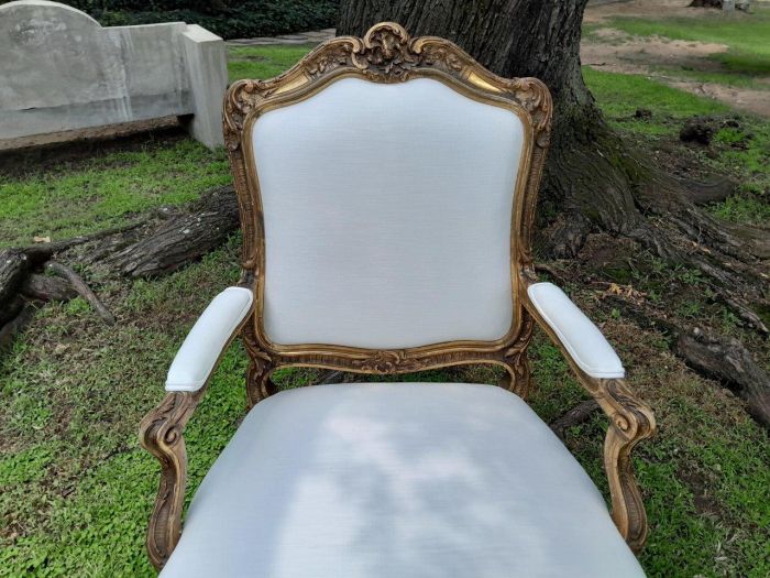 A 20th Century French Style Carved Giltwood Armchair - Image 7