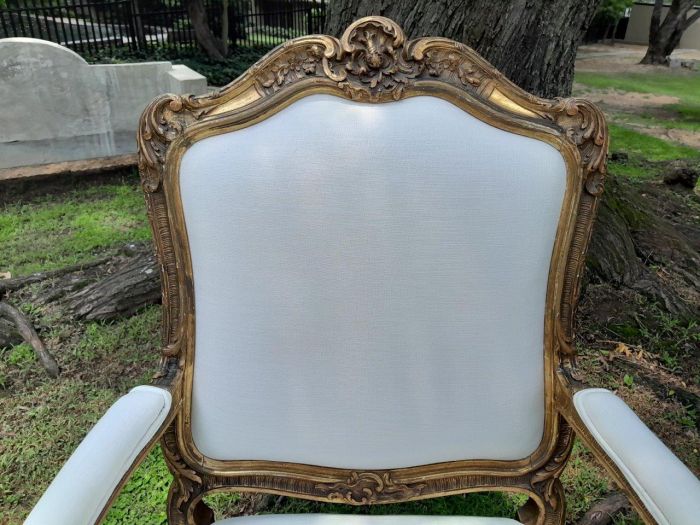 A 20th Century French Style Carved Giltwood Armchair - Image 8