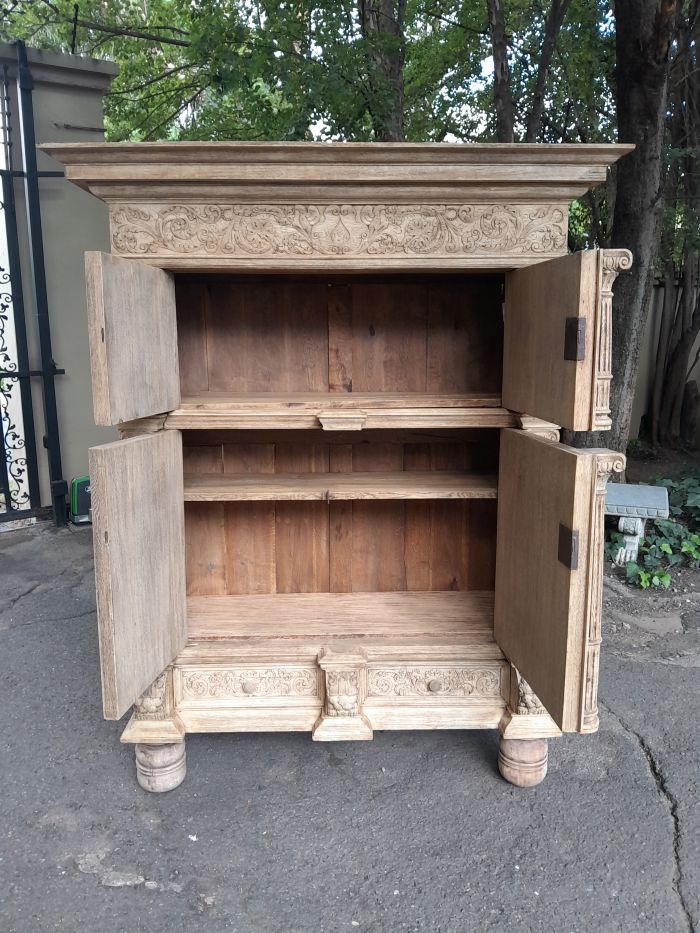 An Antique 18th Century Flemish Heavily Carved Oak Cabinet / Cupboard / Kussenkast in a Contemporary Bleached Finish (Also Suitable for Drinks Cabinet or TV) - Image 7