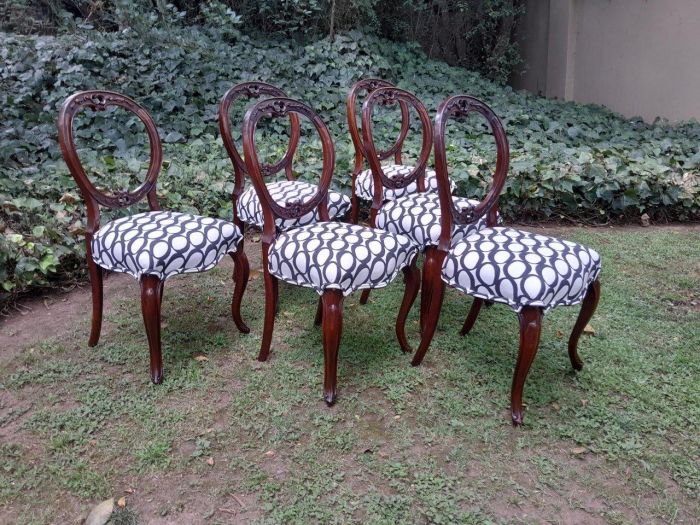 An Antique Victorian Walnut Set of Six Ornately Carved Chairs - Image 3