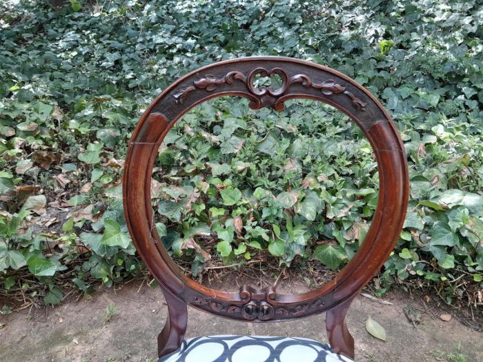 An Antique Victorian Walnut Set of Six Ornately Carved Chairs - Image 6