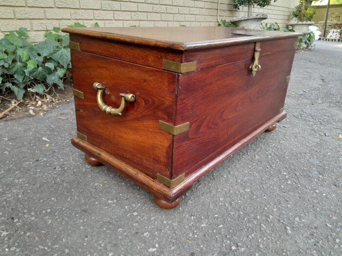 A 20th Century Oak Kist with Brass Handles and Hardware - Image 3