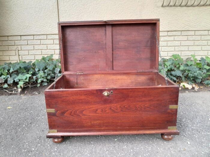 A 20th Century Oak Kist with Brass Handles and Hardware - Image 4