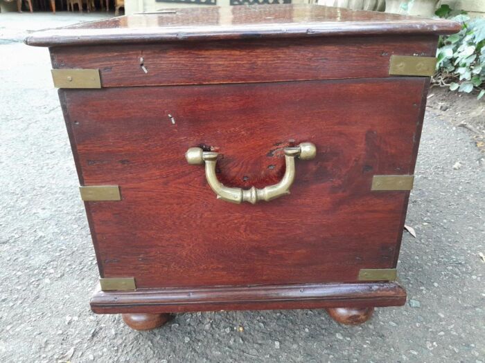 A 20th Century Oak Kist with Brass Handles and Hardware - Image 6