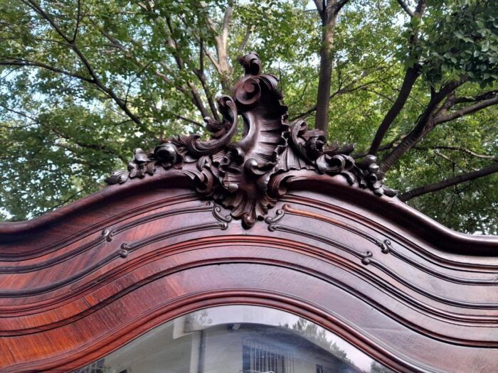 An Early 20th Century French Carved Rosewood Armoire with Bevelled Mirror and Lock and Key - Image 6