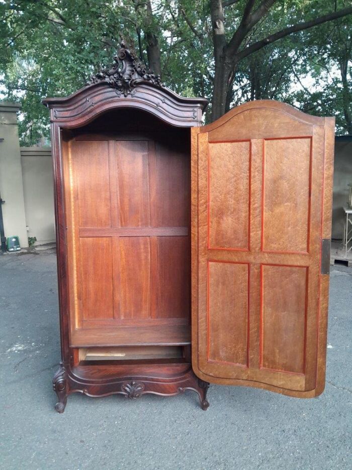 An Early 20th Century French Carved Rosewood Armoire with Bevelled Mirror and Lock and Key - Image 8