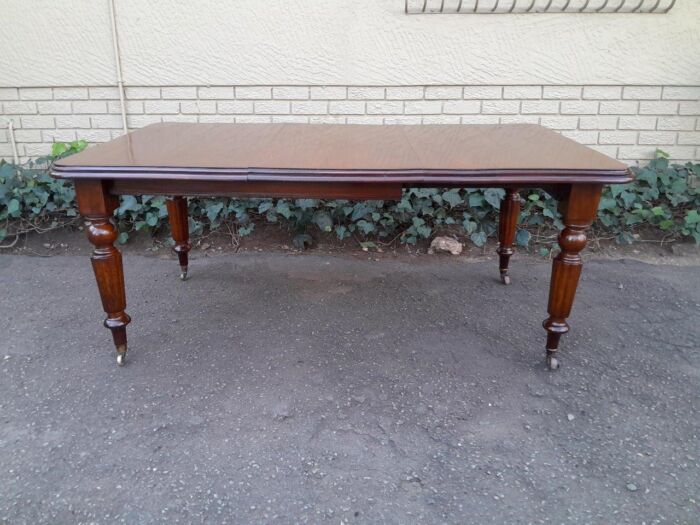 A 20th Century Victorian Style Mahogany Extending Dining Table Seats 8 on Brass Castors