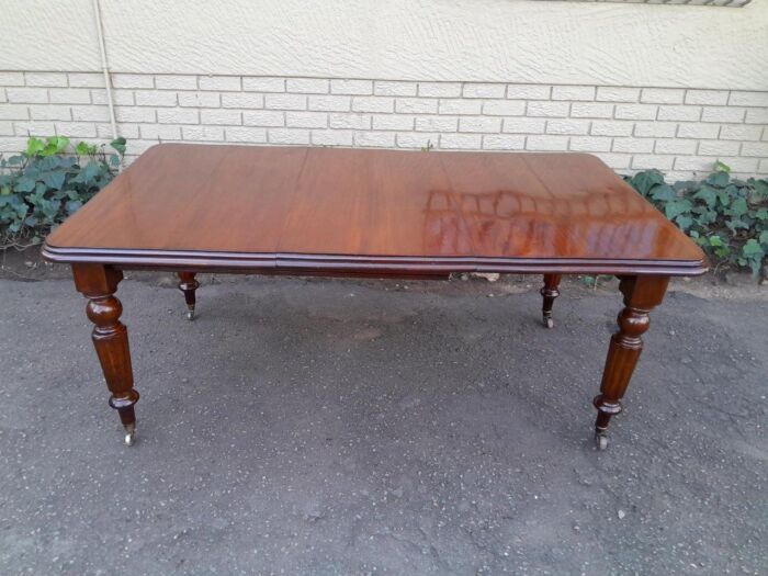 A 20th Century Victorian Style Mahogany Extending Dining Table Seats 8 on Brass Castors - Image 2