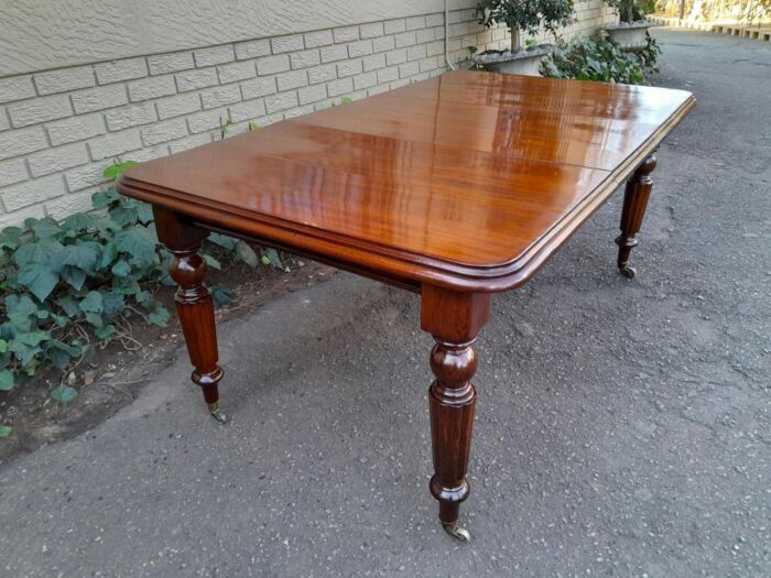 A 20th Century Victorian Style Mahogany Extending Dining Table Seats 8 on Brass Castors - Image 4