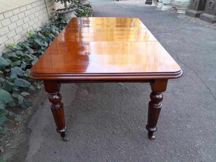 A 20th Century Victorian Style Mahogany Extending Dining Table Seats 8 on Brass Castors - Image 5