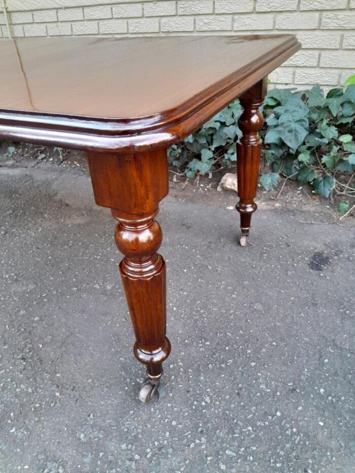 A 20th Century Victorian Style Mahogany Extending Dining Table Seats 8 on Brass Castors - Image 7