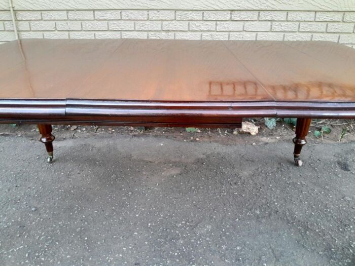 A 20th Century Victorian Style Mahogany Extending Dining Table Seats 8 on Brass Castors - Image 8