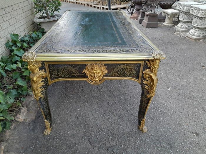 An Exceptional and Rare  20th Century French Style Boulle Bureau Platt / Desk / Writing Table with Black Tooled and Inlaid Border with Brass Mounts of large Proportions and Very Heavy - Image 4