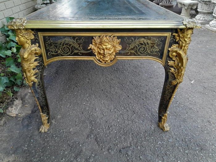 An Exceptional and Rare  20th Century French Style Boulle Bureau Platt / Desk / Writing Table with Black Tooled and Inlaid Border with Brass Mounts of large Proportions and Very Heavy - Image 5