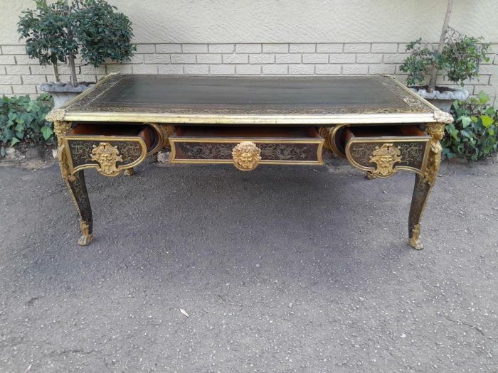 An Exceptional and Rare  20th Century French Style Boulle Bureau Platt / Desk / Writing Table with Black Tooled and Inlaid Border with Brass Mounts of large Proportions and Very Heavy - Image 6