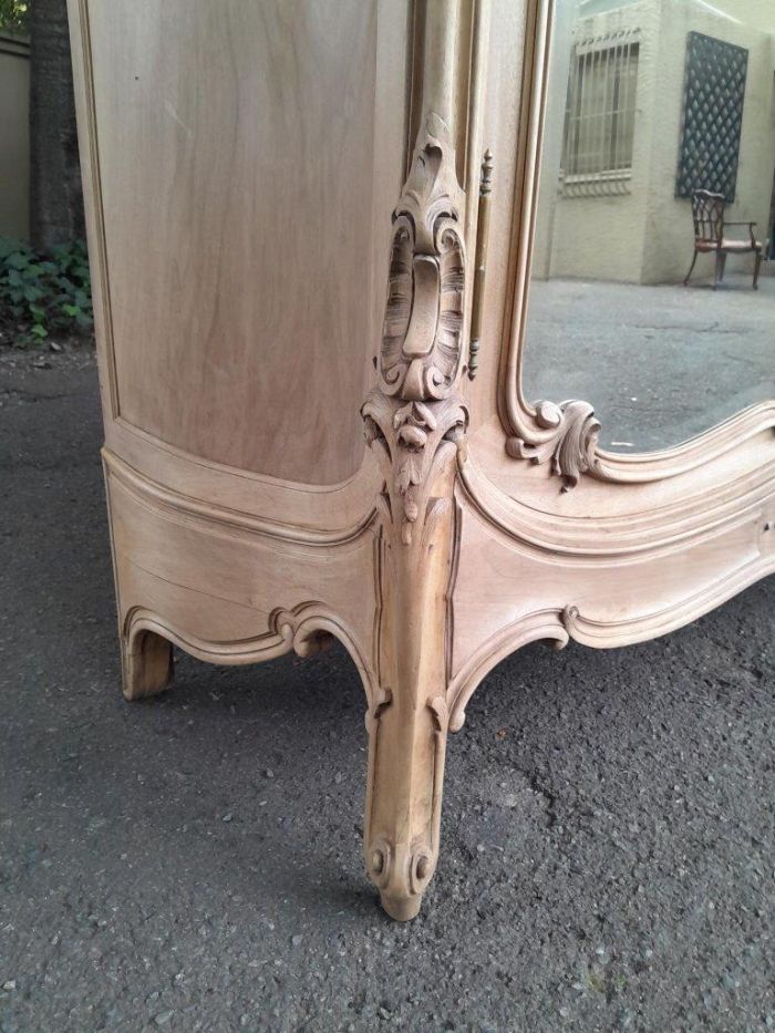 An Antique French Heavily Carved Oakd Two Door Armoire with Bevelled Mirrors and Four Shelves - Image 7