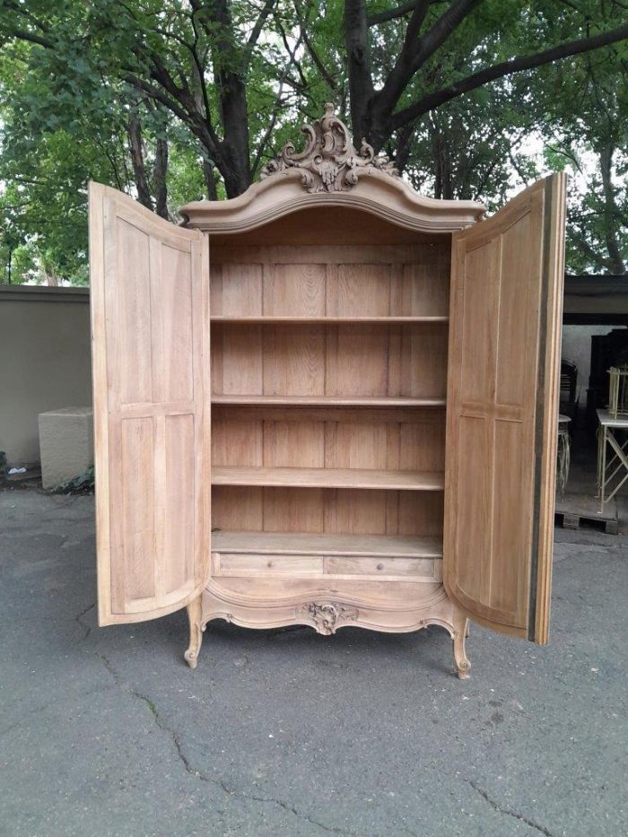 An Antique French Heavily Carved Oakd Two Door Armoire with Bevelled Mirrors and Four Shelves - Image 11