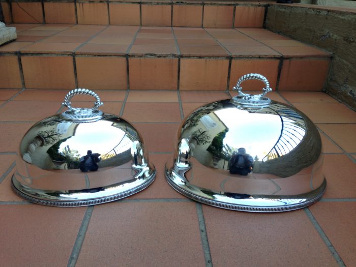 A Pair Of Graduated Silverplated Meat Domes By Walker & Hall    - Image 5